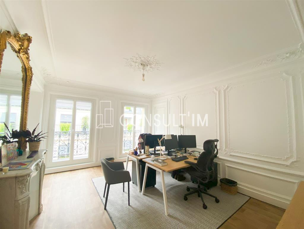 A louer bureaux lumineux et climatisés avec parquet, moulures, cheminées, balcon filant