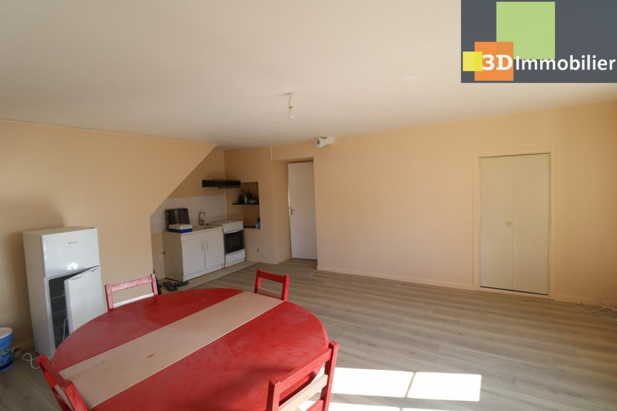 Vends petit immeuble en pierres, bon état avec 2 appartements de 56 et 58m² avec cave, petite cour au centre de Mont sous Vaudrey