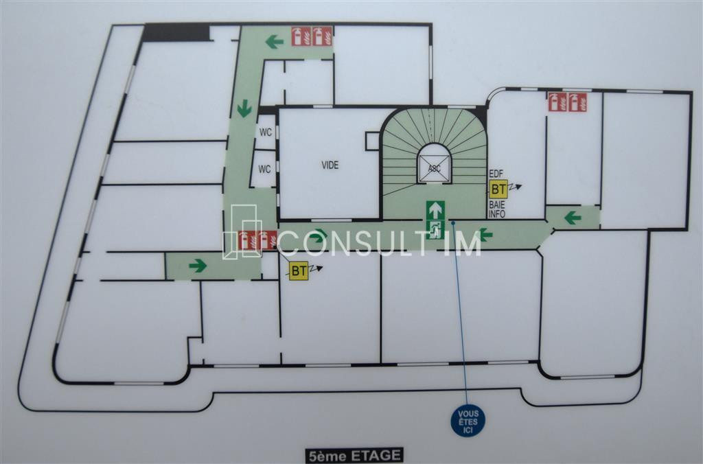 A louer bureaux avec balcon filant proche métro Miromesnil
