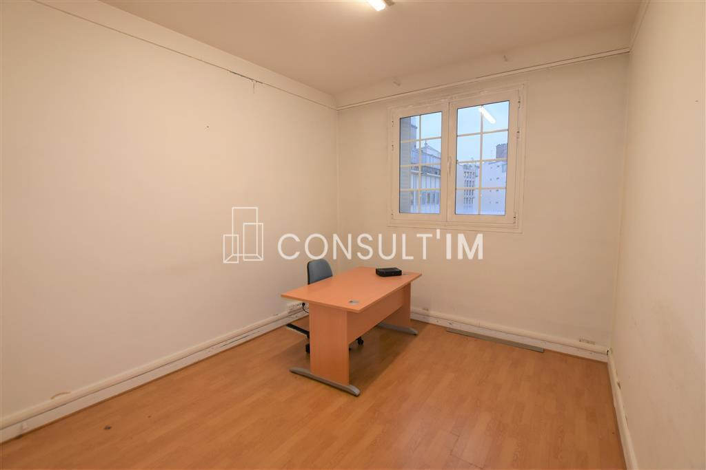 A louer bureaux avec balcon proche Porte Maillot