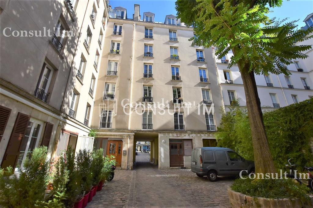 Bureaux atypiques sur cour pavée et partiellement arborée