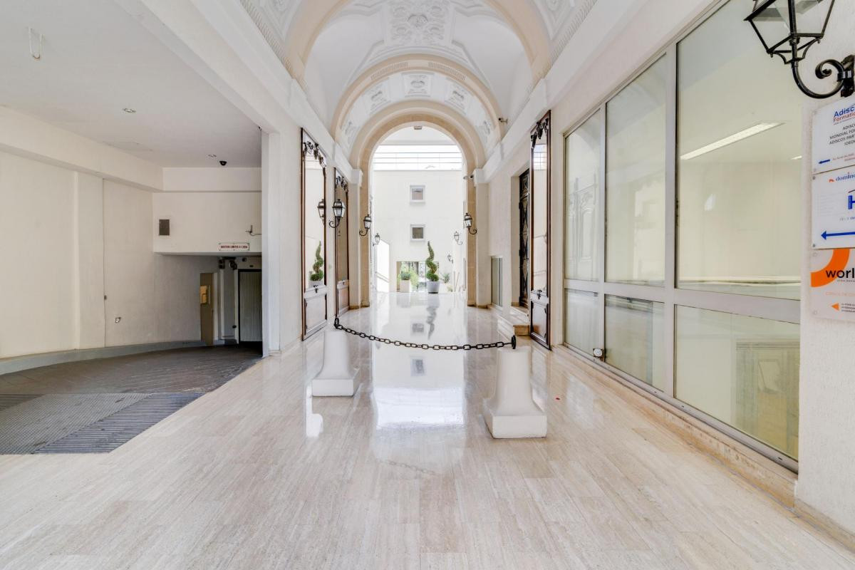 A vendre Local commercial idéalement situé , Paris 9 refait à neuf