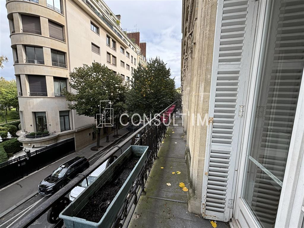 Dans un bel immeuble de standing - balcon filant - vue dégagée sur l'Avenue Foch - locaux lumineux