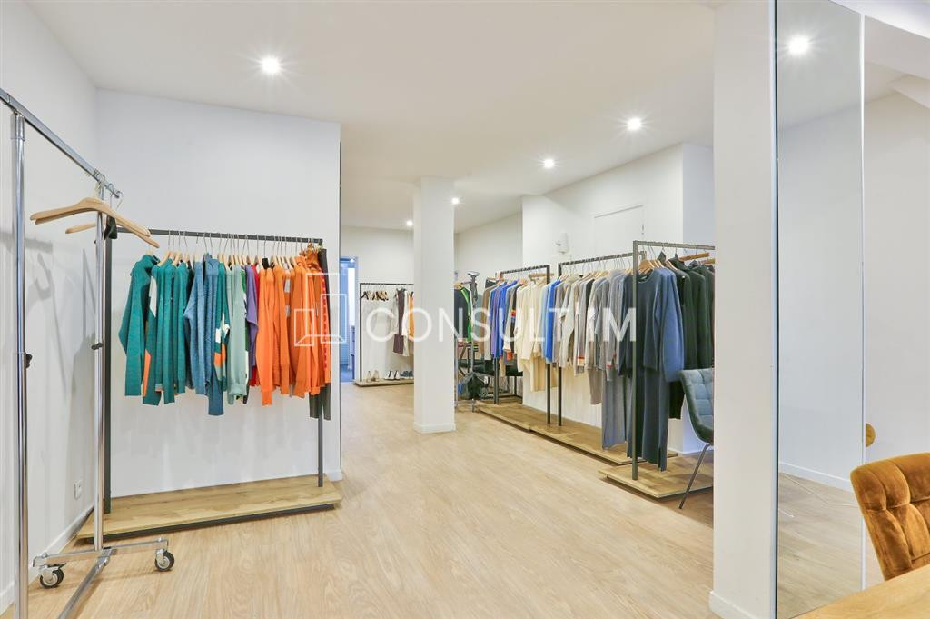 Bureaux type show-room avec vitrine à vendre à toute proximité de Convention VACANT