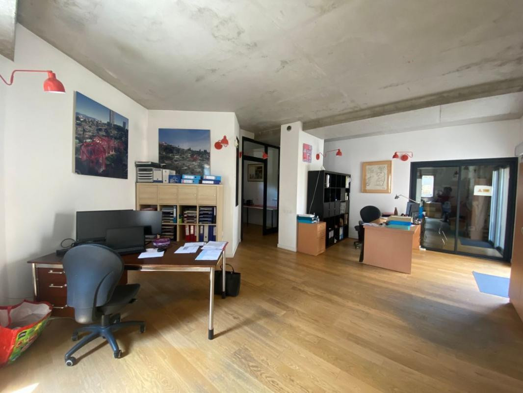 Locaux commerciaux 156 m² en plein centre de Pélussin !