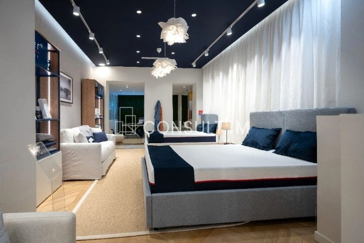 Une jolie boutique est à la location dans le marais