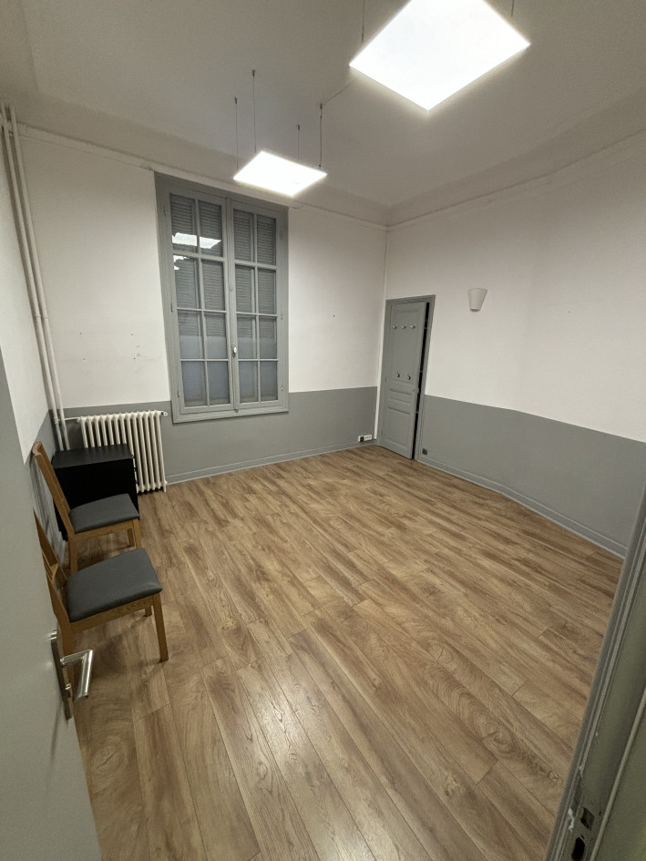 bureau 17 m2 à louer dans cabinet médical Nice Centre 06000