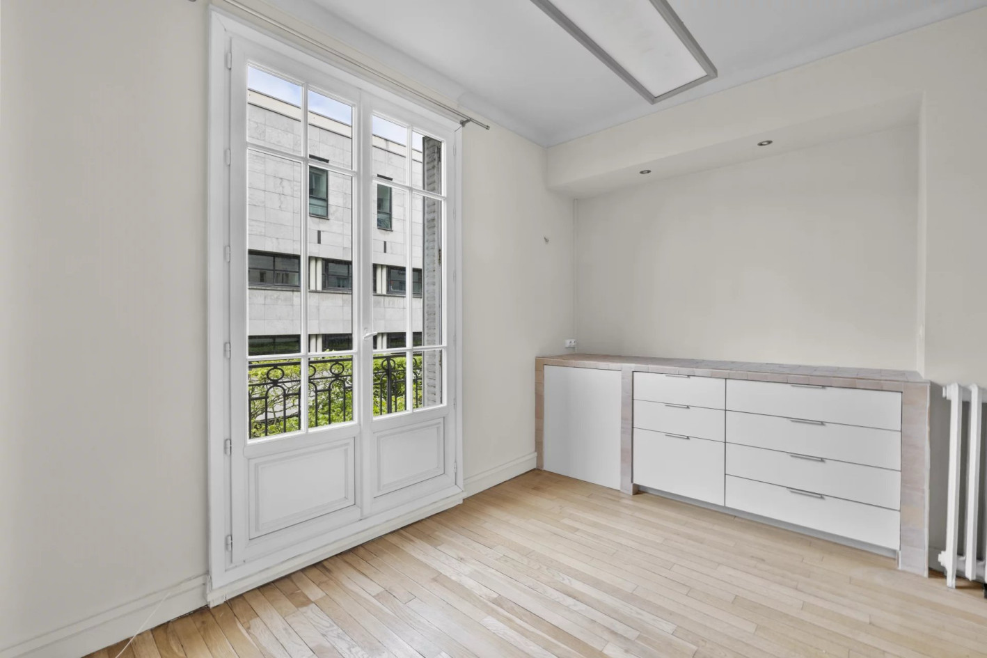 Mairie de Vincennes. Charmant local professionnel à louer de 49 m2 au 2ème étage