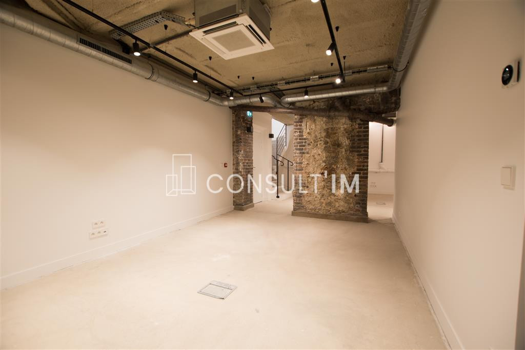 Bureaux sur rue équipée avec services à louer