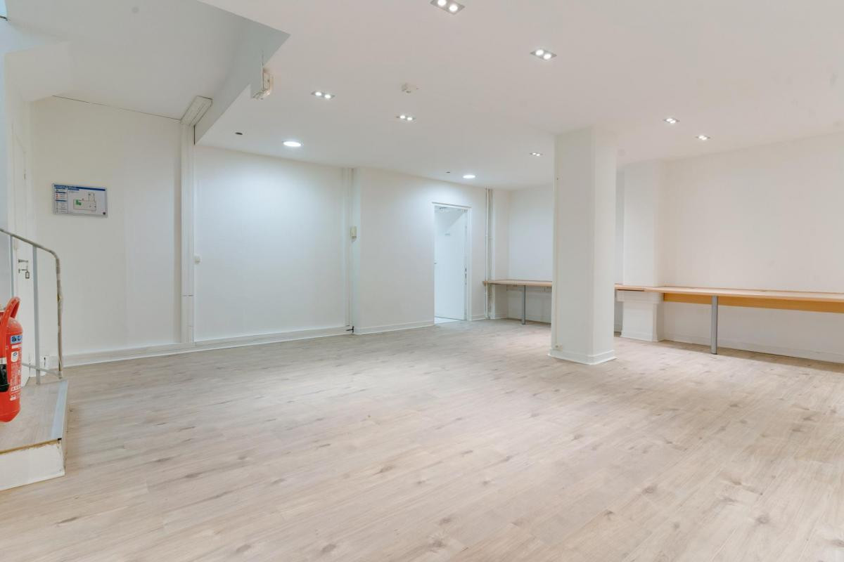A vendre Local commercial idéalement situé , Paris 9 refait à neuf