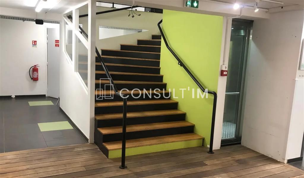 Au pied du métro Dupleix, boutique de 327 m²