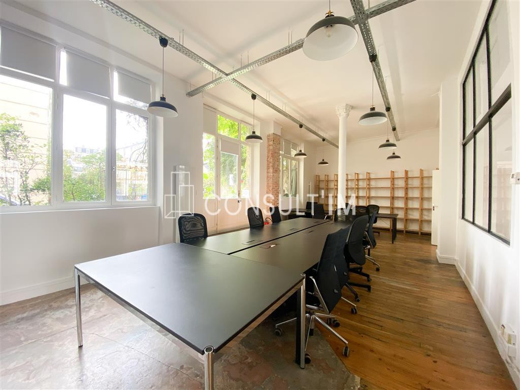 Bureaux avec belle hauteur sous plafond (3,70m), accès indépendant sur rue et sur cour arborée