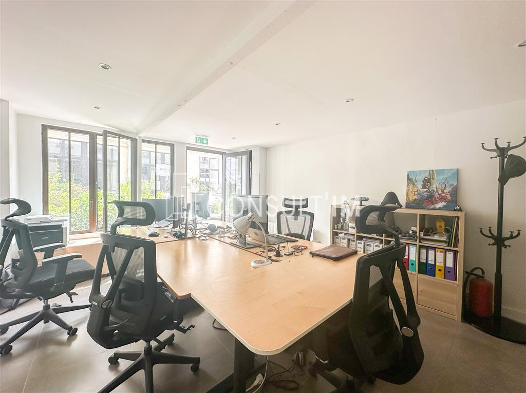 Bureaux en duplex type loft avec pierres et poutres apparentes