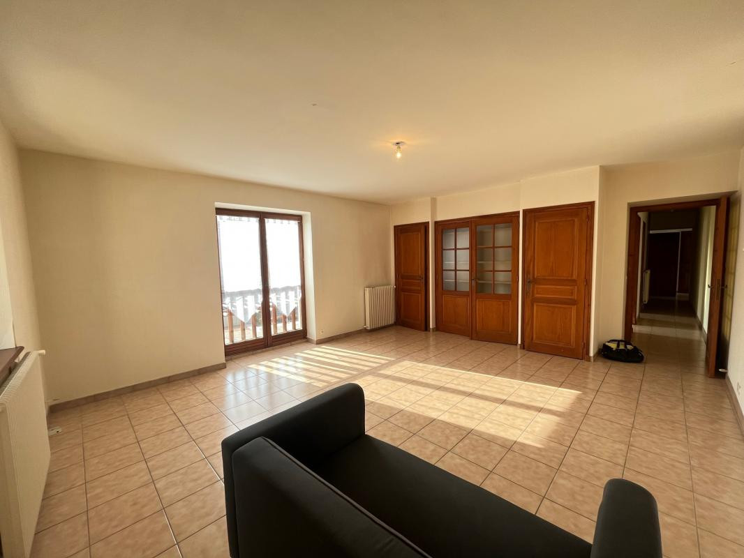 Immeuble de rapport 124m2 avec 2 appartements, GARAGE et CAVE