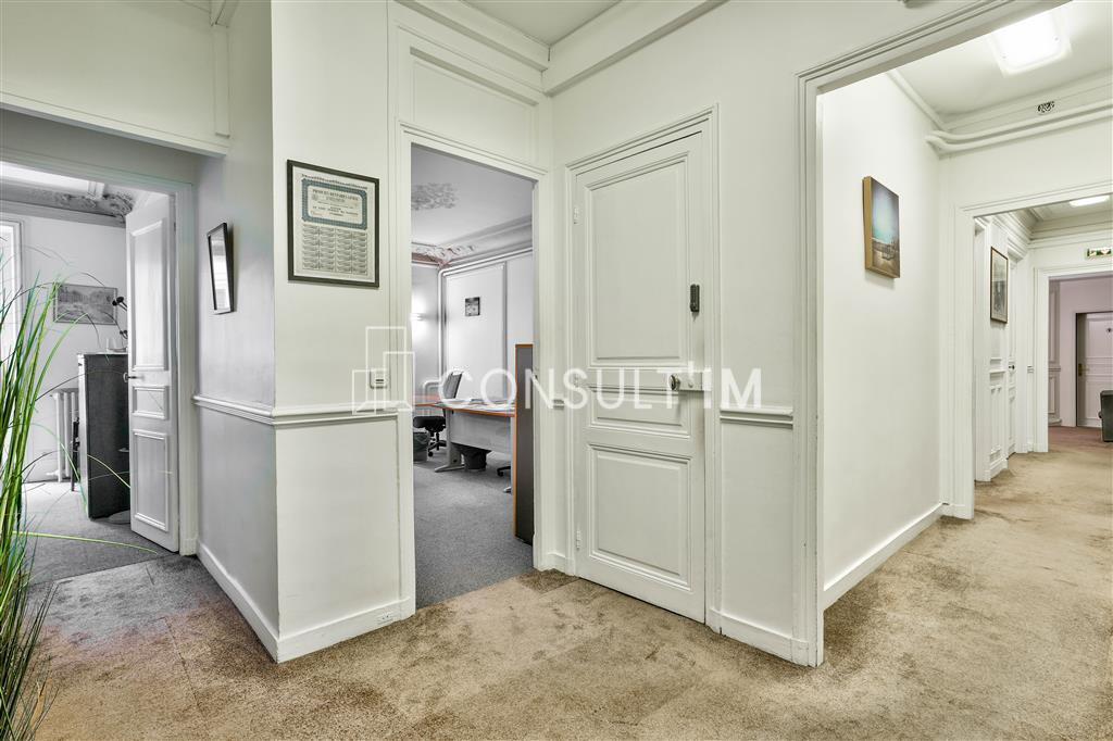 Beaux bureaux  A VENDRE dans un immeuble haussmannien de très bon standing