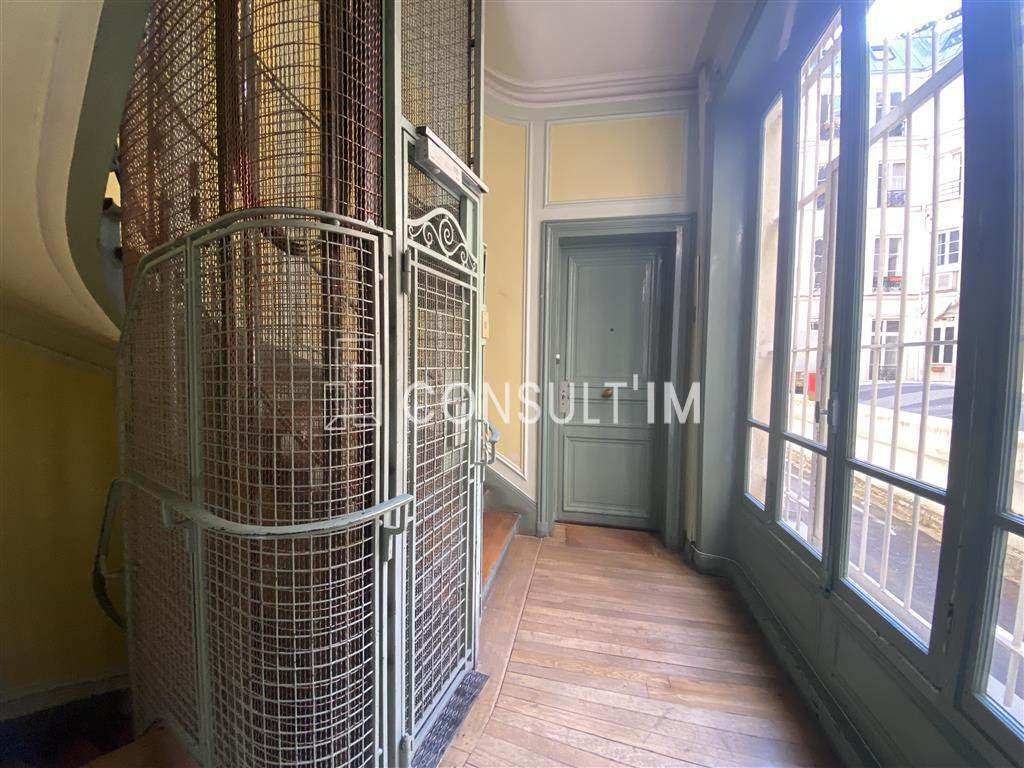 Place de la République, bureaux en open-space sur parquet