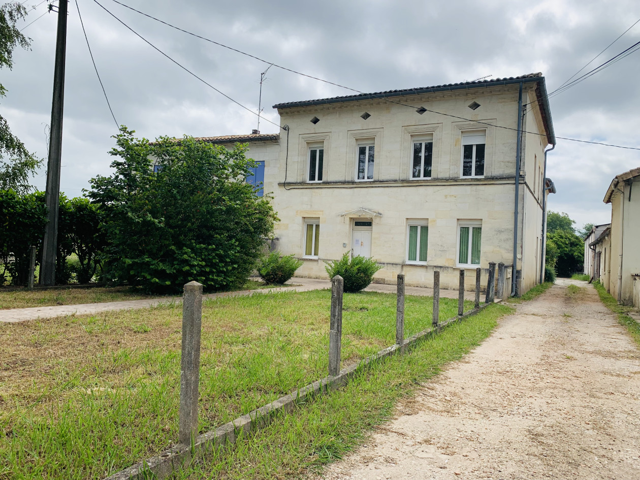 IMMEUBLE EN PIERRE AVEC CABINET MEDICAL + 2 APPARTEMENTS