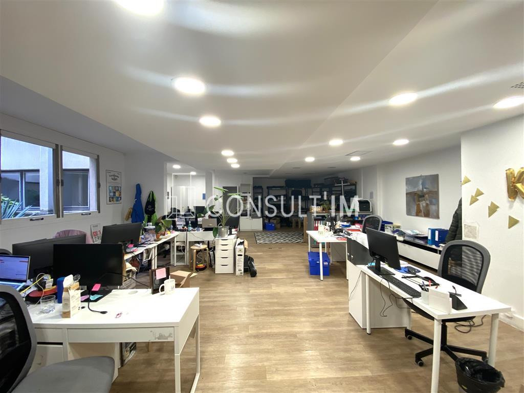Bureaux en RDC sur cour à louer dans un immeuble récent