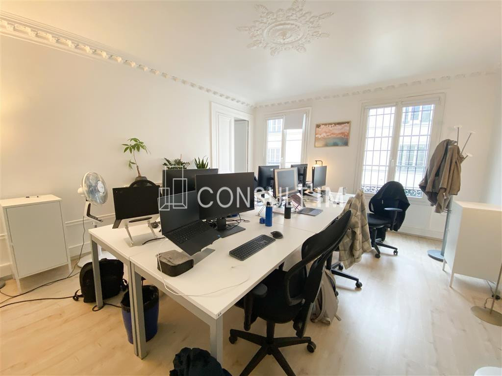 A proximité du Grand Rex, à louer bureaux avec parquet, moulures, cheminées