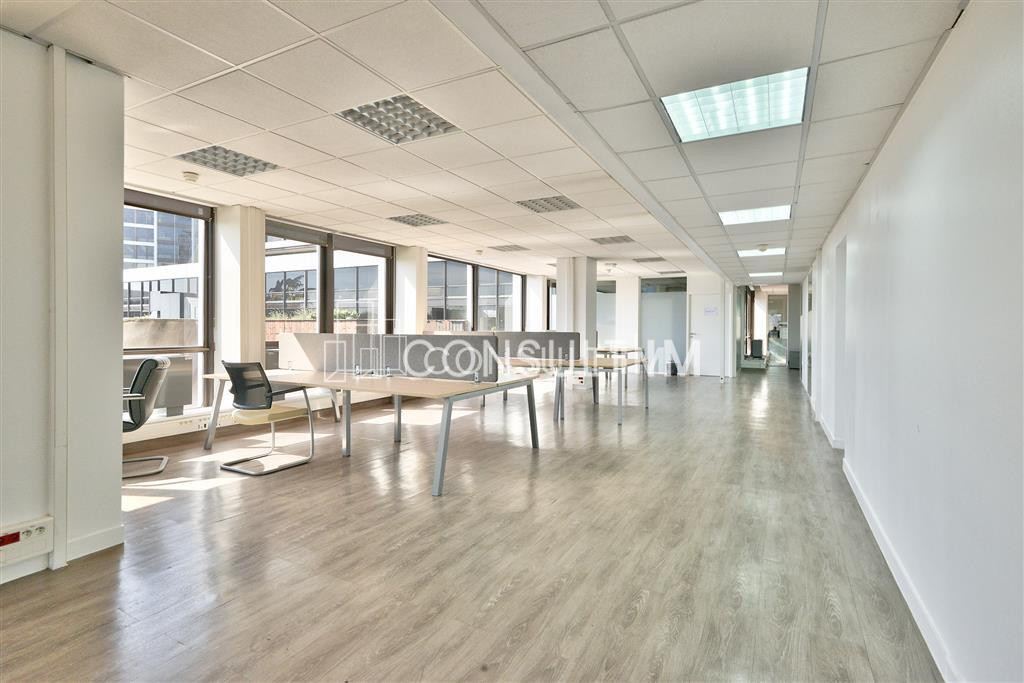 Au pied du Pont de St Cloud, beau plateau lumineux de 436 m² à VENDRE