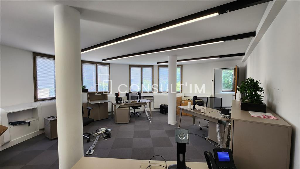 A louer,  dans un immeuble d'angle, une surface de 1807m²