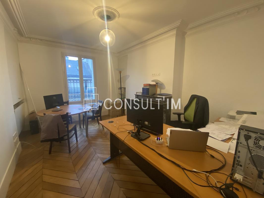 Très beaux bureaux câblés de 105 m² sur balcon avec parquet, moulures et cheminées