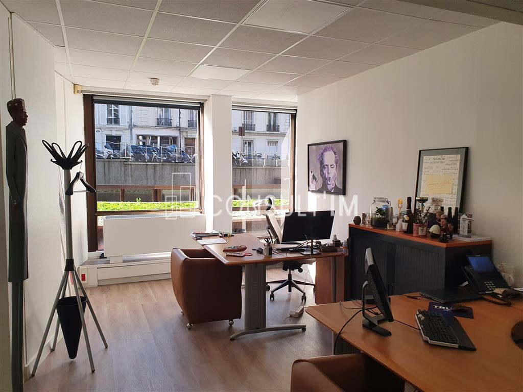 Au pied du Pont de St Cloud, beau plateau lumineux de 270 m² à louer