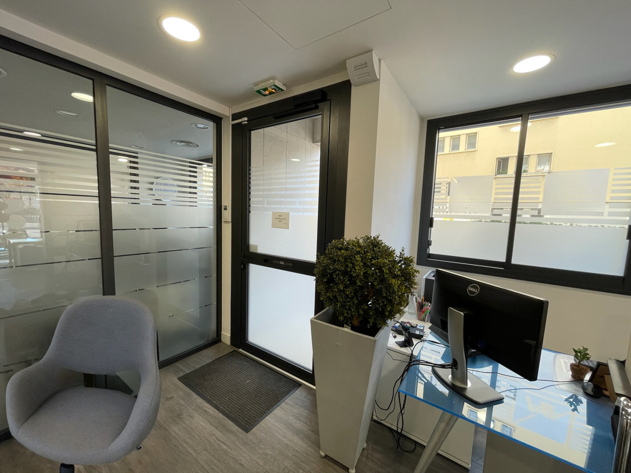 VENTE MURS COMMERCIAUX - LOCAL D'ANGLE A 100 M DE LA MER