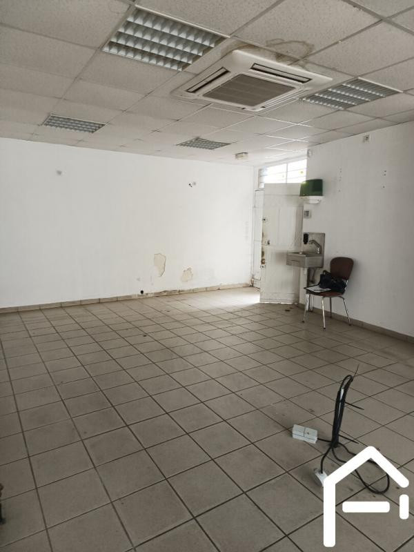 Mareuil Sur Arnon Local commercial et appartement 2 pièce(s) 59 m2 72000