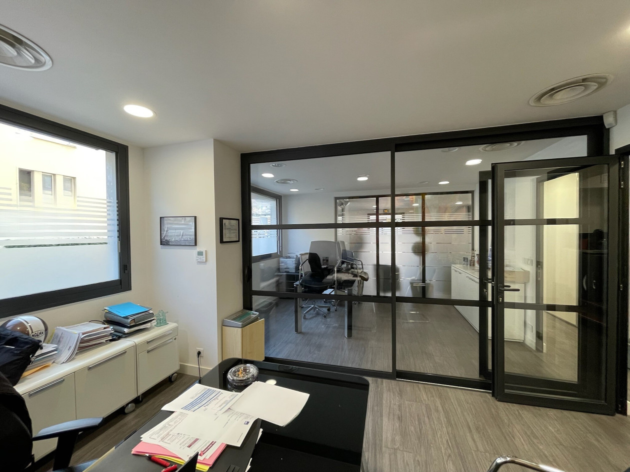 VENTE MURS COMMERCIAUX - LOCAL D'ANGLE A 100 M DE LA MER