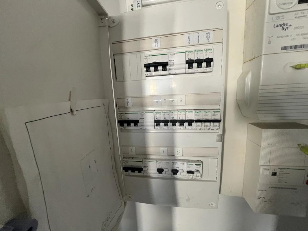 A LOUER, BUREAUX, SURFACE 167 m² ENVIRON, + 3 PARKINGS PRIVATIFS SECTEUR NICE OUEST