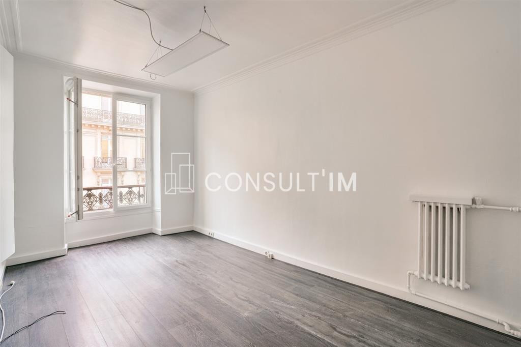 Bureaux bien entretenus, traversants, en étage élevé au cœur du QCA