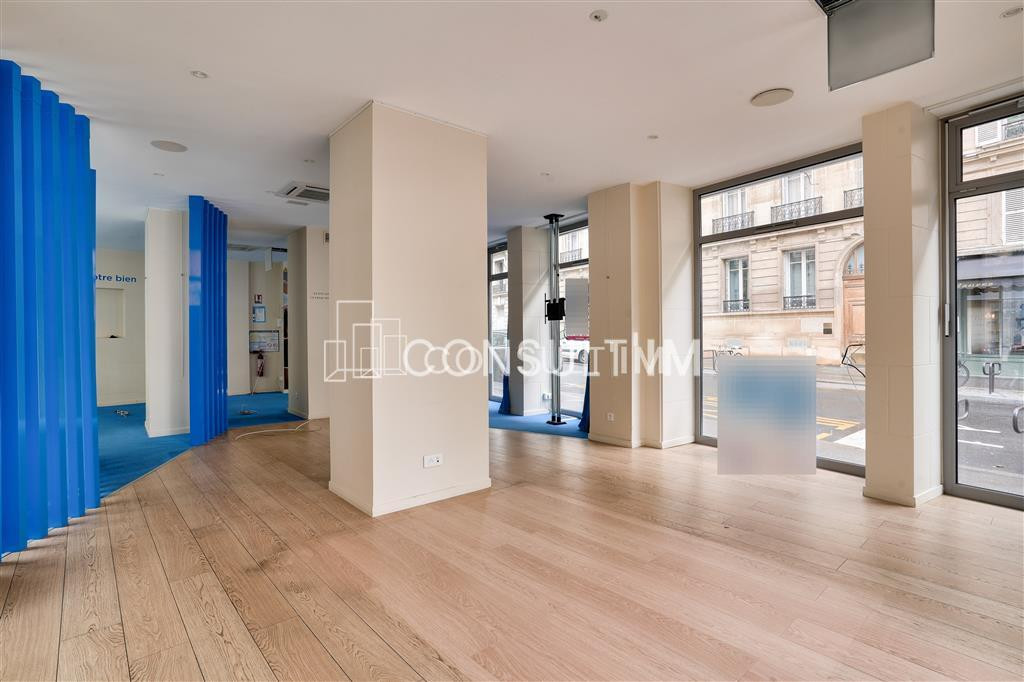 Métro Europe, à louer une boutique d'angle de 131m² en parfait état