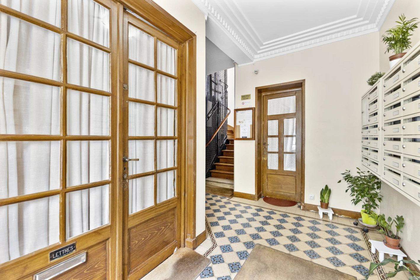 Mairie de Vincennes. Charmant local professionnel à louer de 49 m2 au 2ème étage