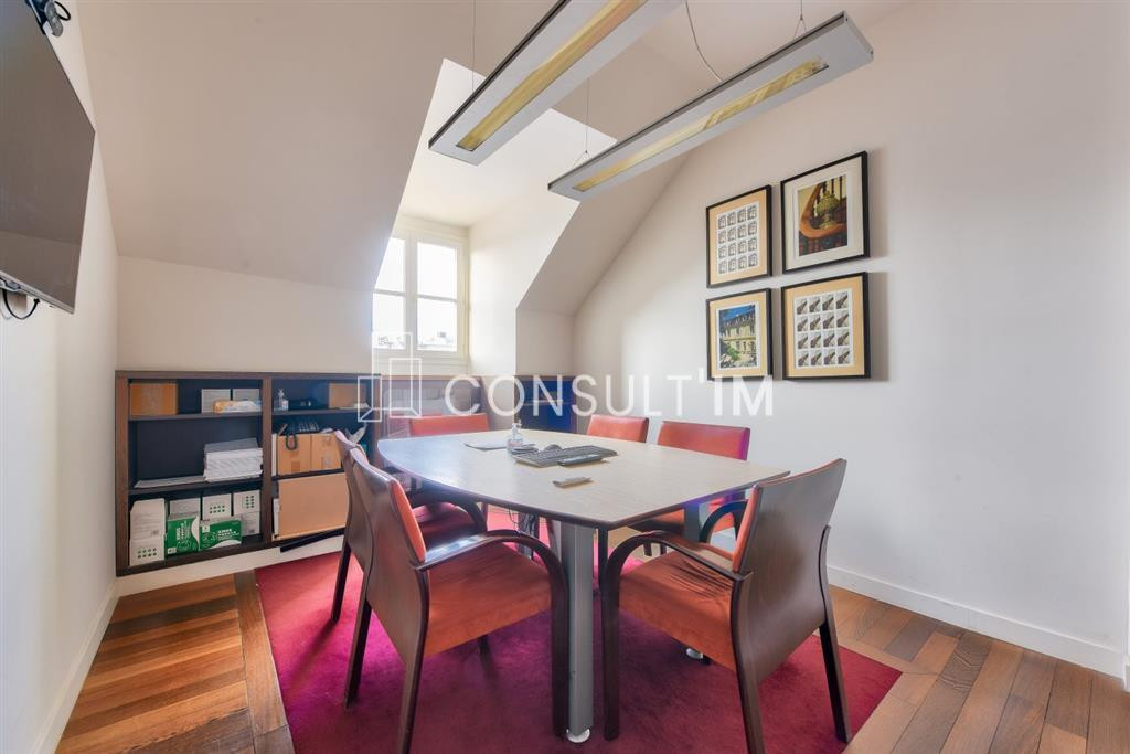 Rue Royale, bureaux climatisés en bon état