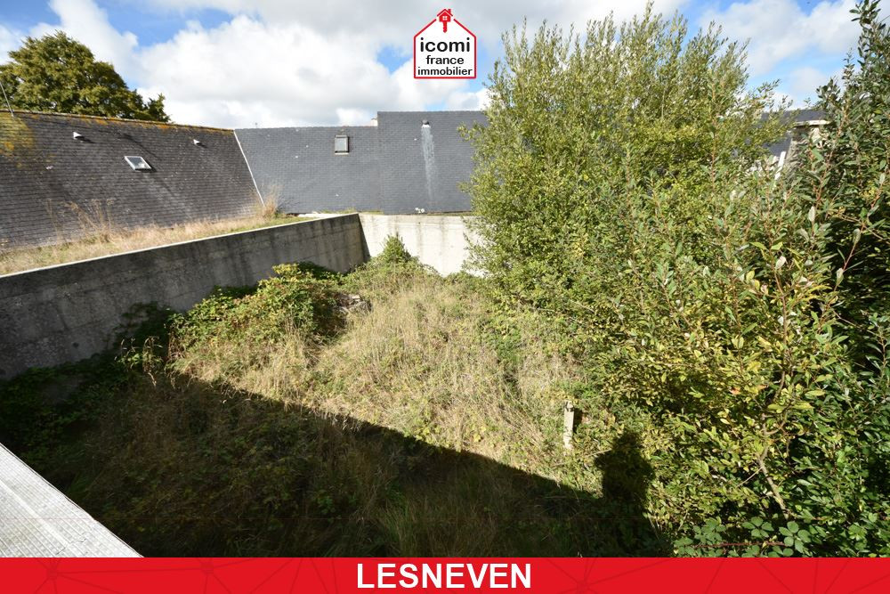 FINISTERE - Lesneven (29260) - A VENDRE - LOCAUX COMMERCIAUX AVEC VITRINE - RESERVE - BUREAU - ATELIER - JARDIN - BEAU POTENTIEL