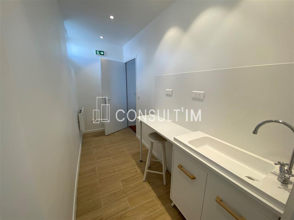 Au Rez-de-chaussée d'un immeuble moderne, une surface de bureaux à louer de 124m²