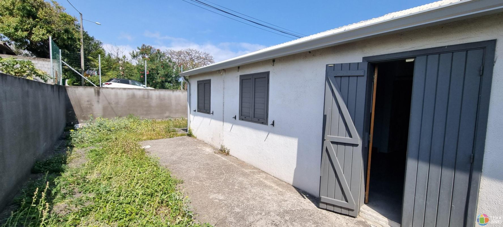 A LOUER LOCAL DE 85 M² AVEC TERRAIN DE 300M² ST PIERRE (JOLIFOND)