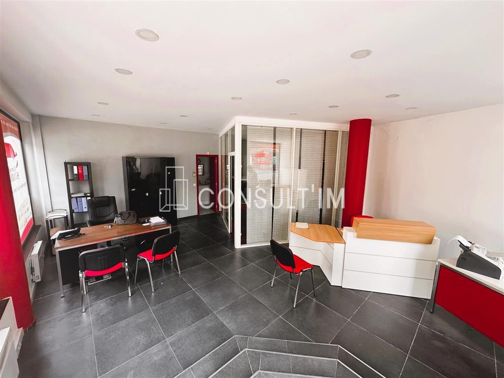 Boutique d'angle lumineuse avec beau linéaire de vitrine et très bel espace de vente