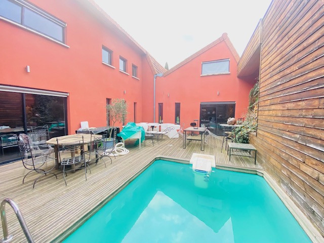 PLEIN CENTRE VILLE DE ROANNE 42300 A VENDRE MAGNIFIQUE LOFT AVEC PISCINE