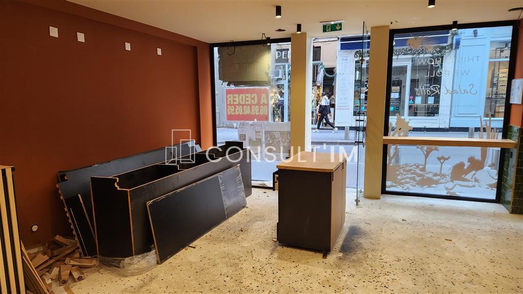 Place du marché Saint-Honoré, une boutique à louer de 48 m² en RDC et 13 m² en sous-sol