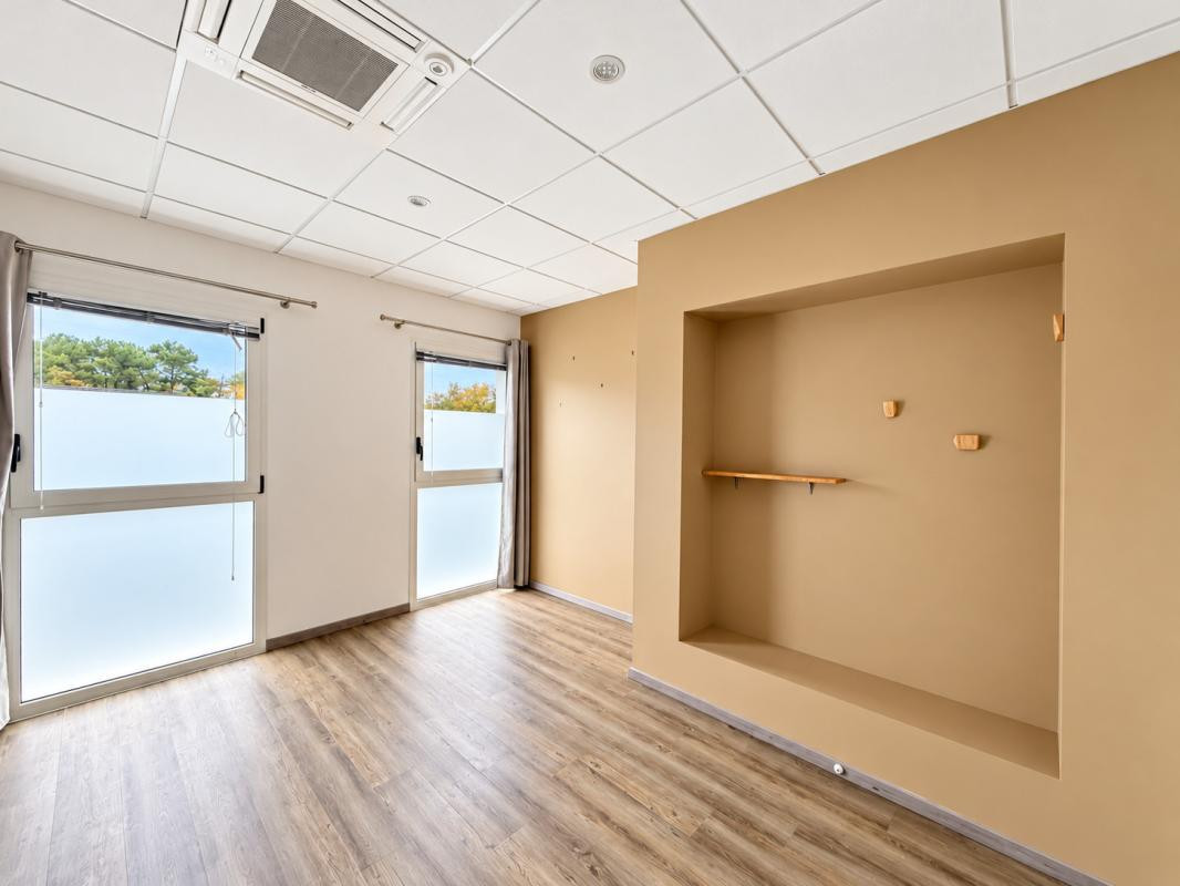 A PAREMPUYRE - Local de 81 m² avec parkings