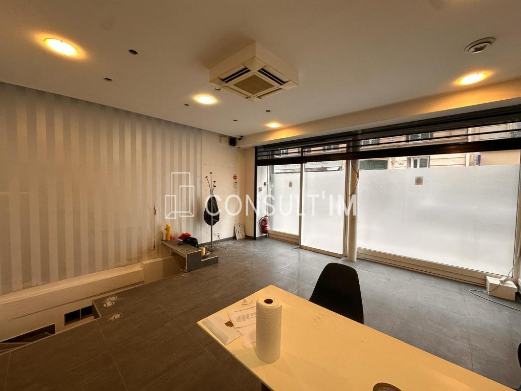 Rue de la Pompe, Consult'Im vous propose en location pure une boutique de 49 m²
