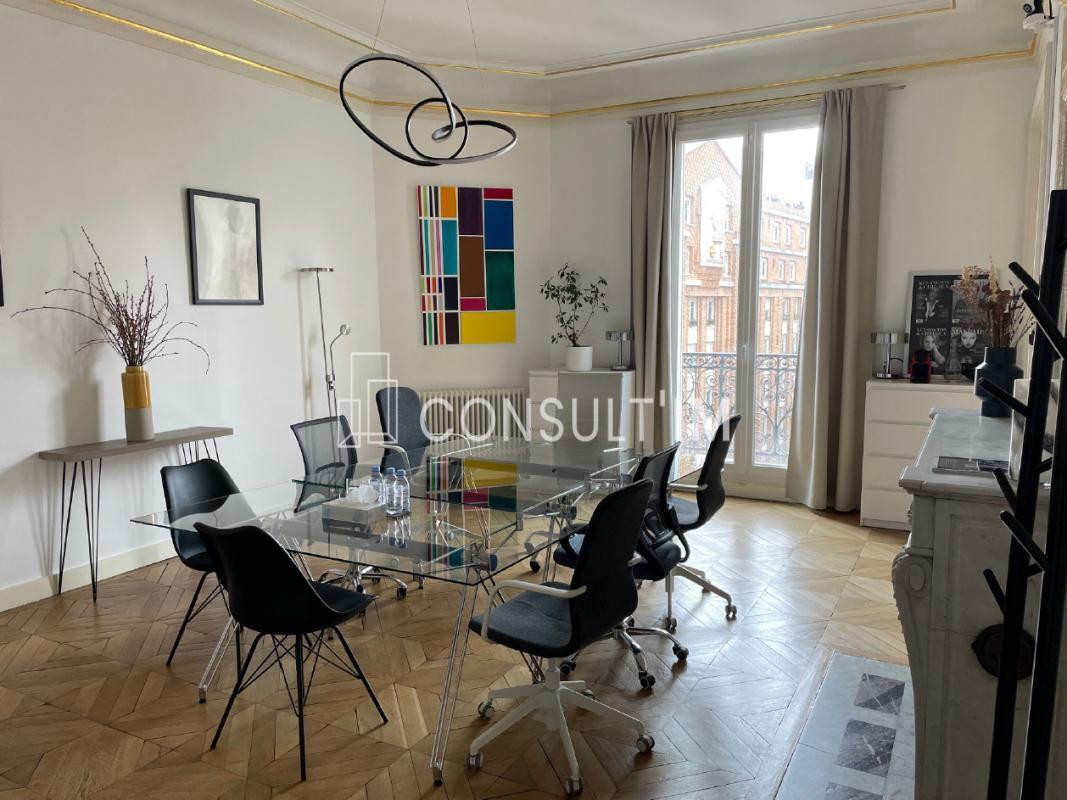 Rue de Penthièvre, bureaux haussmannien avec balcon filant