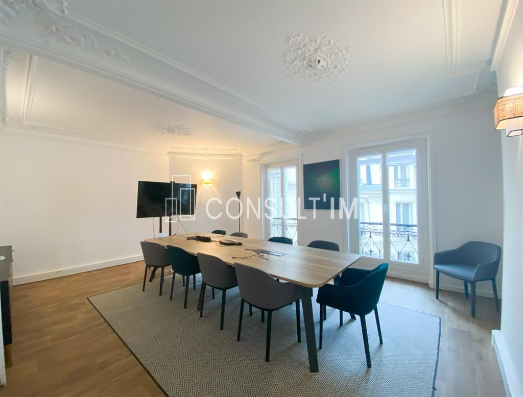 A louer bureaux lumineux et climatisés avec parquet, moulures, cheminées, balcon filant