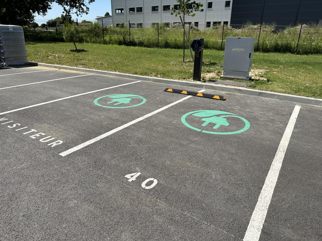 Local 155 m2 : Local d'activité avec bureaux climatisés, électricité gratuite