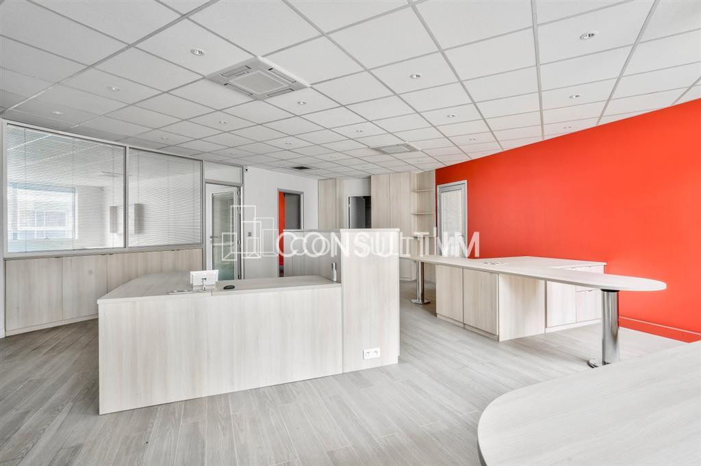 A vendre  à toute proximité de la Porte de St Cloud, une surface de 840m² à la découpe