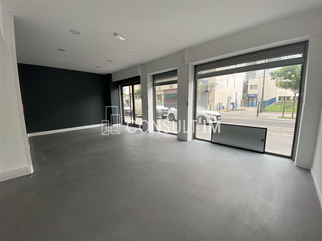 Boutique à louer en bail pur avec beau linéaire de 8m