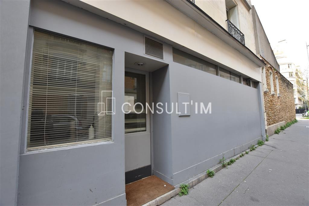 Dans le 16eme arrondissement, bureaux en rez-de-chaussée à louer