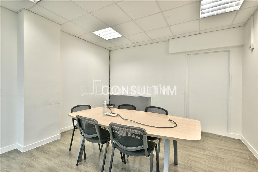 Au pied du Pont de St Cloud, beau plateau lumineux de 368 m² à louer